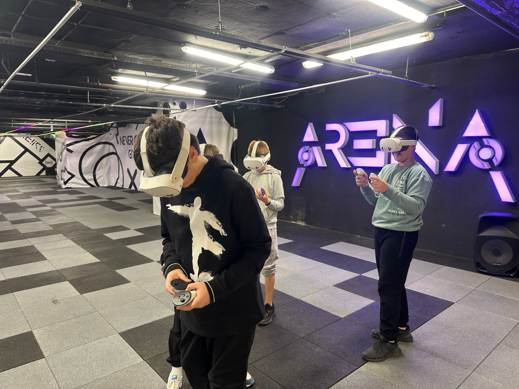 Деца в free-roam VR арената